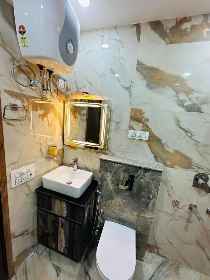 Hotel Samrat Residency 10 Mints Walking Distance Nizamuddin Railway Station New Delhi Exterior foto
