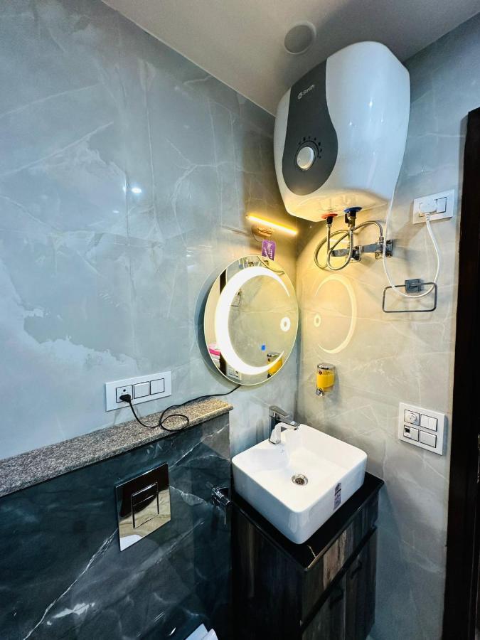 Hotel Samrat Residency 10 Mints Walking Distance Nizamuddin Railway Station New Delhi Exterior foto