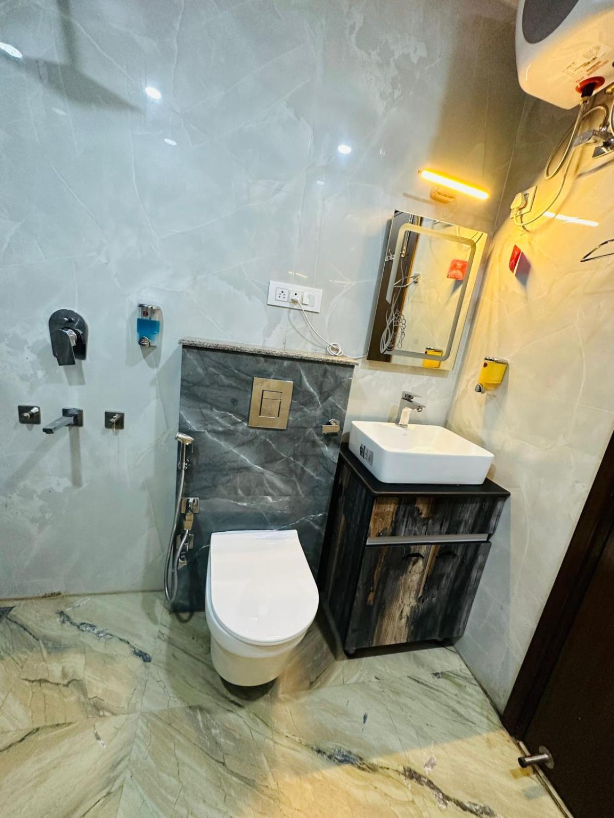 Hotel Samrat Residency 10 Mints Walking Distance Nizamuddin Railway Station New Delhi Exterior foto