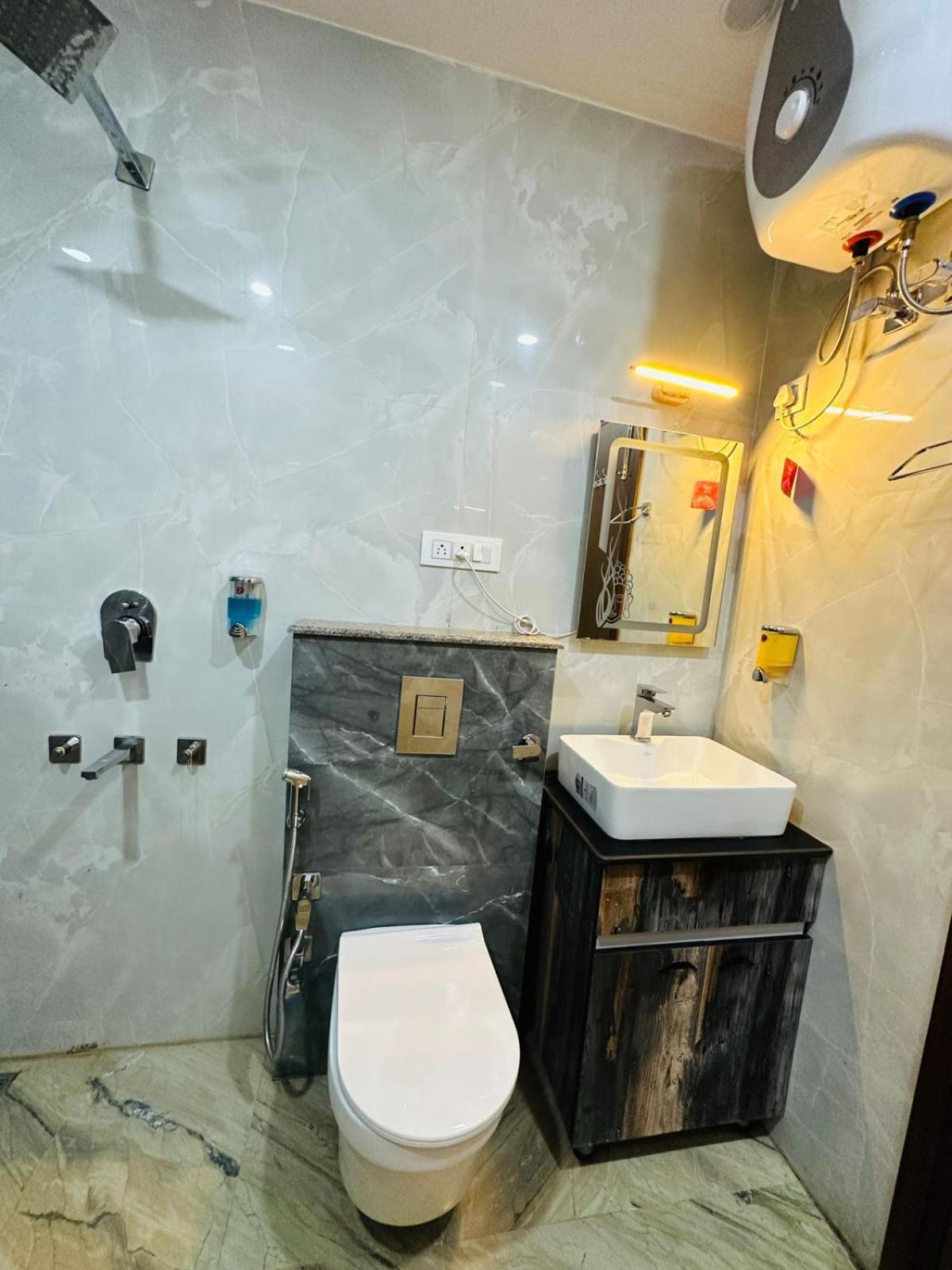 Hotel Samrat Residency 10 Mints Walking Distance Nizamuddin Railway Station New Delhi Exterior foto