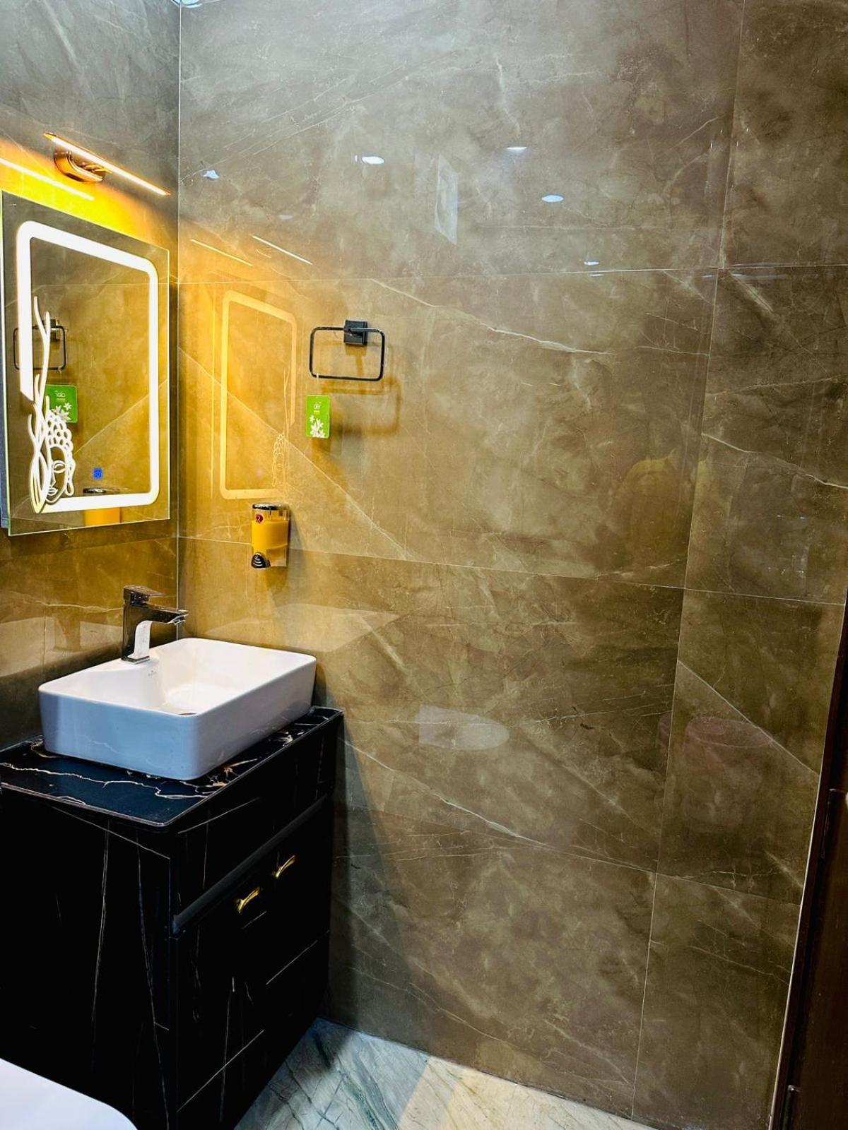 Hotel Samrat Residency 10 Mints Walking Distance Nizamuddin Railway Station New Delhi Exterior foto