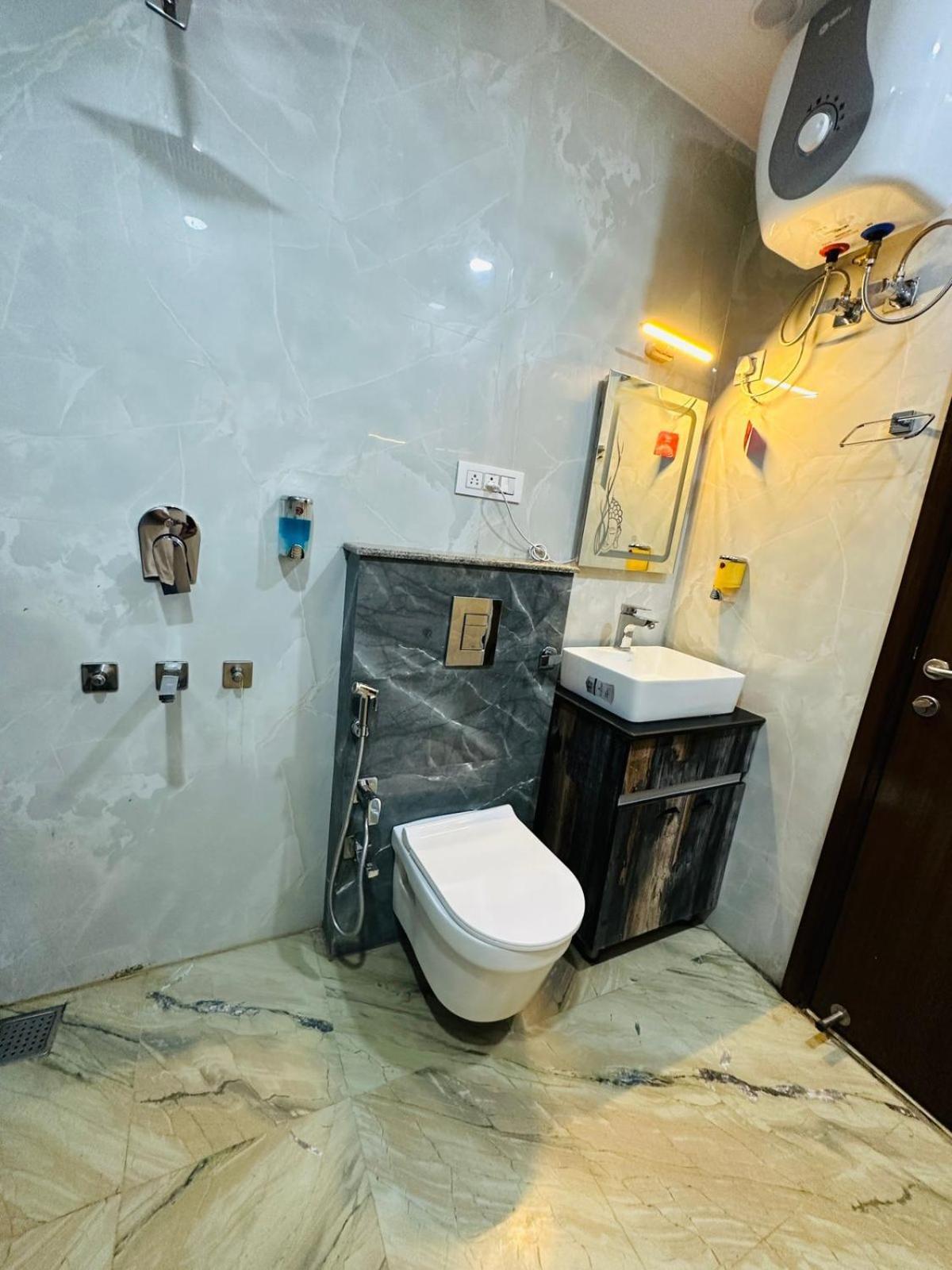 Hotel Samrat Residency 10 Mints Walking Distance Nizamuddin Railway Station New Delhi Exterior foto