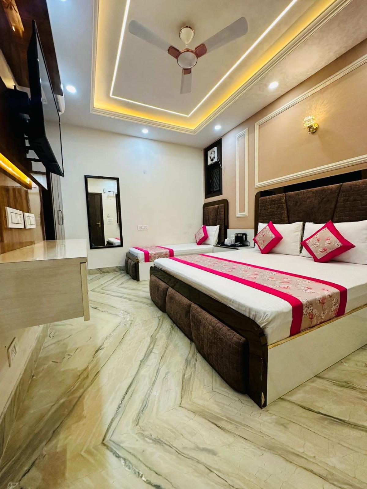 Hotel Samrat Residency 10 Mints Walking Distance Nizamuddin Railway Station New Delhi Exterior foto